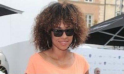 Omenaa Mensah w oklapłym afro. Kit?