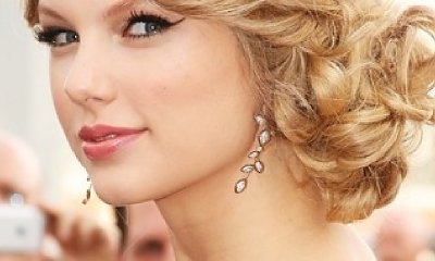 Luźny kok Taylor Swift: idealny dla kręconowłosych!