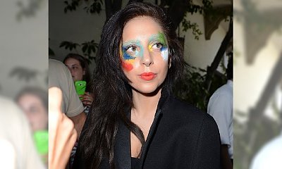 Lady Gaga maluje się farbkami - kicz czy sztuka?