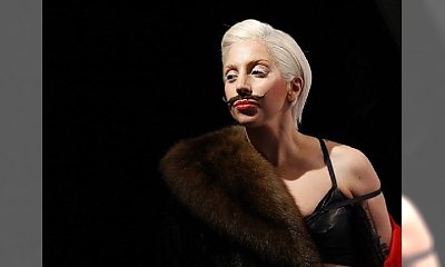 Lady Gaga promuje się w wąsach Salvadora Dali