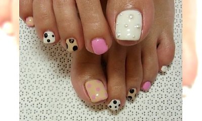 15 pomysłów na pedicure: modne wzorki na paznokcie u nóg