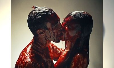 Seksownie czy przerażająco? Behati Prinsloo i Adam Levine w teledysku "Animals"
