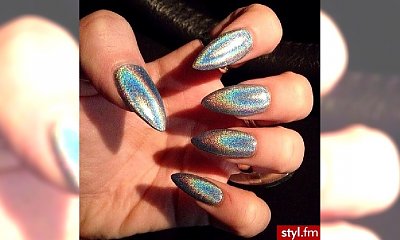 Paznokcie w stylu disco - błyszczący manicure na imprezę w klubie