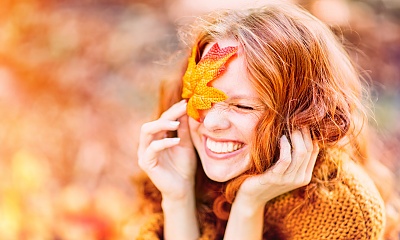 Jak wzmocnić włosy jesienią? 5 sposobów na piękne włosy mimo wiatru i wilgoci