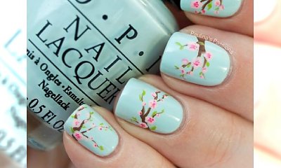 Paznokcie na wiosnę z kwiatami wiśni - 20 pomysłów na urzekający manicure
