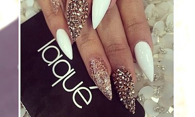Glitter manicure - elegancki manicure z brokatem i cyrkoniami