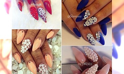 Uroczy manicure z wypukłymi kwiatami w roli głównej. Przywołaj wiosenne wspomnienia!