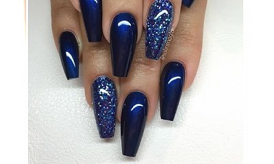 Midnight blue nails - głęboki kolor, który podkreśli Twoją klasę