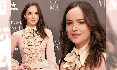 Dakota Johnson w różowej sukience z falbankami na premierze "Greya". Fani MASOWO ją krytykują. Pasuje jej ten styl?