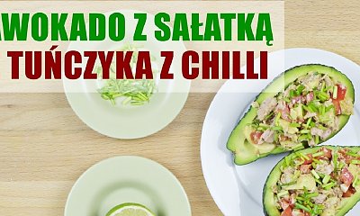 Super przekąska do szkoły i pracy: awokado nadziewane tuńczykiem z chilli