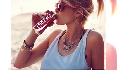 Nacieranie ciała Coca Colą przyspiesza opalanie - czy ten sposób naprawdę działa?