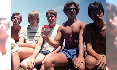 NIESAMOWITE: Ci mężczyźni postanowili odtwarzać to samo zdjęcie przez 35 lat. Jak wyglądają dziś?