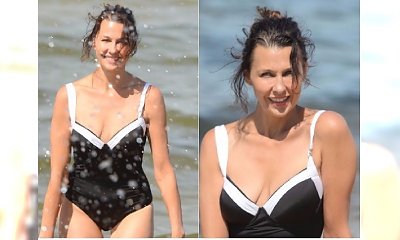 48-letnia Anna Popek w kostiumie kąpielowym na plaży. Jak się prezentuje?