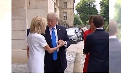 On się chyba nigdy nie nauczy... Tak Trump przywitał się z Brigitte Macron podczas wizyty we Francji