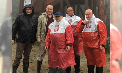 Jarosław Kaczyński został bohaterem memów! To wszystko przez tę pelerynę