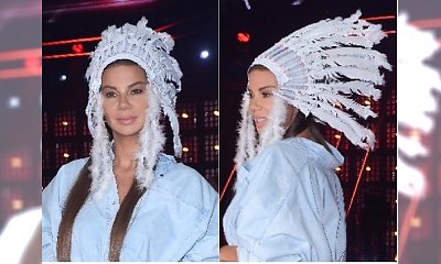 Edyta Górniak w pióropuszu i koszuli ledwo zakrywającej pupę. Nic dziwnego, że zaliczyła WPADKĘ