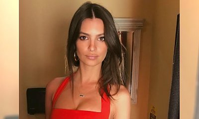 Seksowna Emily Ratajkowski pozuje w czerwonej sukience. Ale to zdjęcie wygrywa MISTRZ DRUGIEGO PLANU