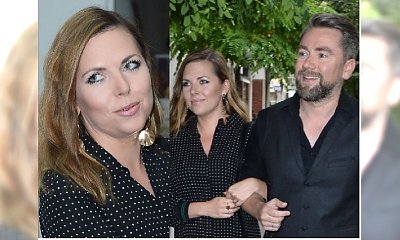 Dawno niewidziana Ola Kwaśniewska z mężem na salonach. Obszerna sukienka miała ukryć ciążowy brzuszek?