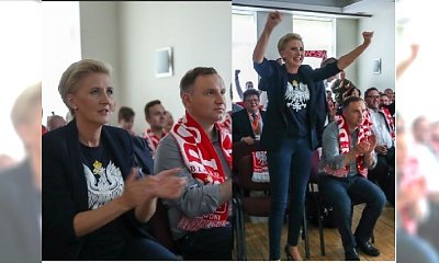 Agata Duda kibicowała Polakom w GRANATOWEJ koszulce z orłem w koronie. "To jest arcywstyd, żeby miała na sobie wariację na temat godła państwa"