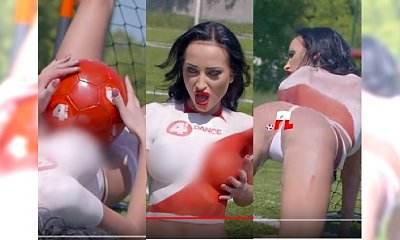 Siostry Godlewskie nagrały hit na Mundial. NAGIE PIERSI, PUPY, wyuzdane pozy. "PROFANACJA FLAGI!"