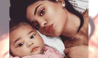 Tak Kylie Jenner upiększyła swoją 5-miesięczną córkę. Fani oburzeni: To za wcześnie!