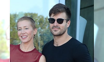 Katarzyna Warnke w jeżyku i bordowej sukience. Wygląda kobieco?