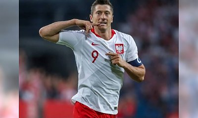 Lewandowski tłumaczy się ze swojego pudła: "Piłka odbiła się od kreta". W sieci hejt: "Nie jesteś godzien polskiej koszulki!"
