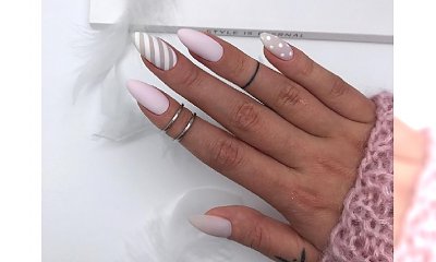 Matowe paznokcie nude i delikatne wzorki. Ten manicure jest hitem sezonu!