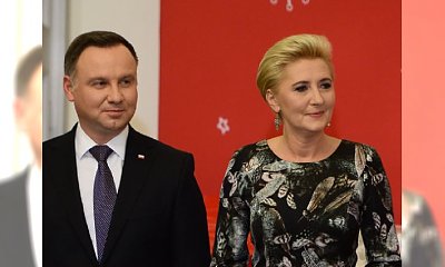 Agata Duda założyła inny krój sukienki niż zazwyczaj. Efekt? Chyba nie o to jej chodziło