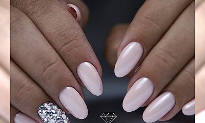 Perłowe paznokcie z eleganckimi zdobieniami - ten manicure jest hitem karnawału!