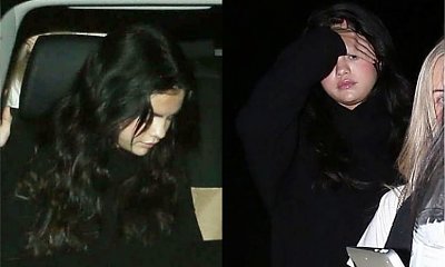 Blada i smutna Selena Gomez idzie na imprezę z przyjaciółkami. Fani zwrócili uwagę na jeden szczegół...