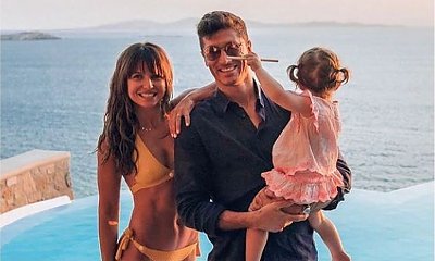 Anna Lewandowska w bikini z córką na rękach. Wszyscy patrzą na jej krągłe POŚLADKI!