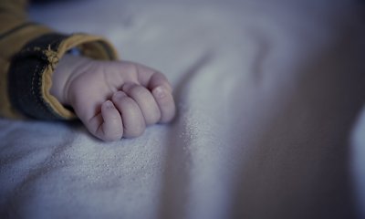 Mama porzuciła dziecko na działce w reklamówce. Los ,,sopelka" doprowadza do łez opinię publiczną i wstrząsnął całą Polską