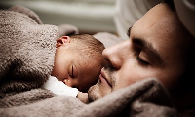 Tata zasypia ze swoim 4-tygodniowym synkiem. Gdy się budzi, dziecko nie żyje