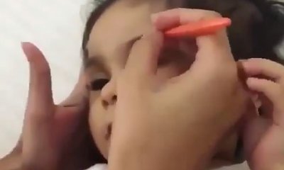 Mama reguluje brwi swojej kilkumiesięcznej córeczce. Gdy maleństwo się wyrywa, dochodzi do makabrycznej sceny