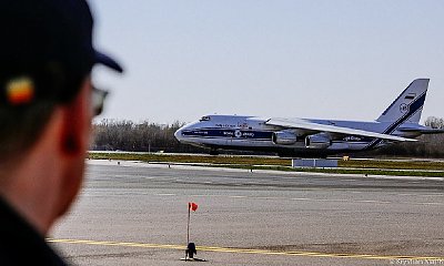 Największy samolot świata wylądował na Okęciu. Dostarczył środki ochrony osobistej