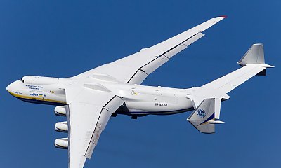 Największy samolot świata An-225 Mrija, we wtorek rano wyląduje w Warszawie. Na pokładzie tony sprzętu