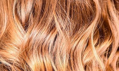 Miodowy blond - komu pasuje? Jak uzyskać ten modny kolor włosów?