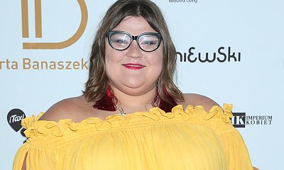 Dominika Gwit w stroju kąpielowym w jeziorze. Mąż mówi: "Obserwujemy przedziwnego stwora"