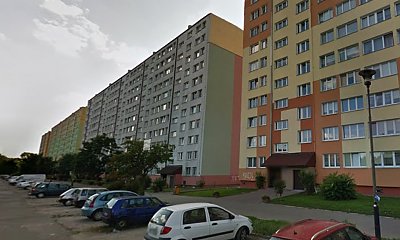 Łódź: Rodzice prowadzili dzieci na smyczy na czworaka jak psy. Zdjęcia trafiły na policję