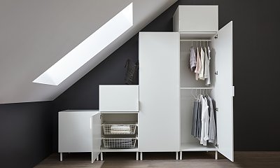 Garderoba na poddaszu – pomysły na szafy pod skosami