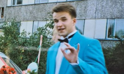 Poznajecie tego aktora? Na zdjęciu sprzed 26 lat nie przypomina kompletnie siebie! Kto to jest?