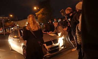 Z premedytacją potrącił dwie protestujące kobiety. Mimo to funkcjonariusz ABW nie usłyszy zarzutów