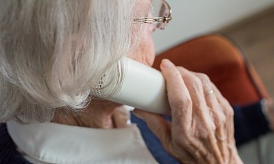 POMAGAMY: Jeśli znasz samotnie mieszkających seniorów przekaż im ten numer