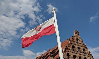 Rząd wyda 6 mln na maszty z polskimi flagami. Pieniądze wezmą z funduszu na COVID-19