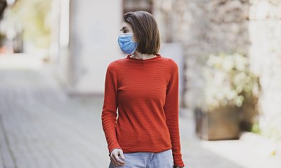 Ekspert nt. korona-mitów: w ciąży można nosić maseczki; duże dawki wit. C nie zapobiegną COVID