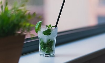 Drinki bezalkoholowe - trzy szybkie propozycje, które skradną serca gości
