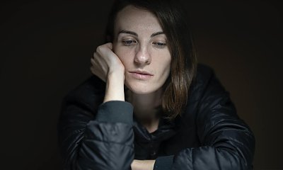 Siwe włosy – skąd się biorą w młodym wieku?