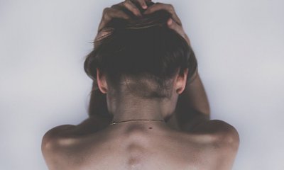 Siwe włosy – skąd się biorą w młodym wieku?