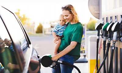 Przyjechali zatankować pojazdy i zapomnieli o dziecku! 3-latek został na stacji zupełnie sam!